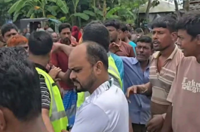 চতুর্থ শ্রেনীর ছাত্রীকে যৌন নিপিড়নের অভিযোগ : গ্রামবাসীদের হাতে বিদ্যালয়ে শিক্ষক অবরুদ্ধ, ৩ ঘন্টা পর আটক